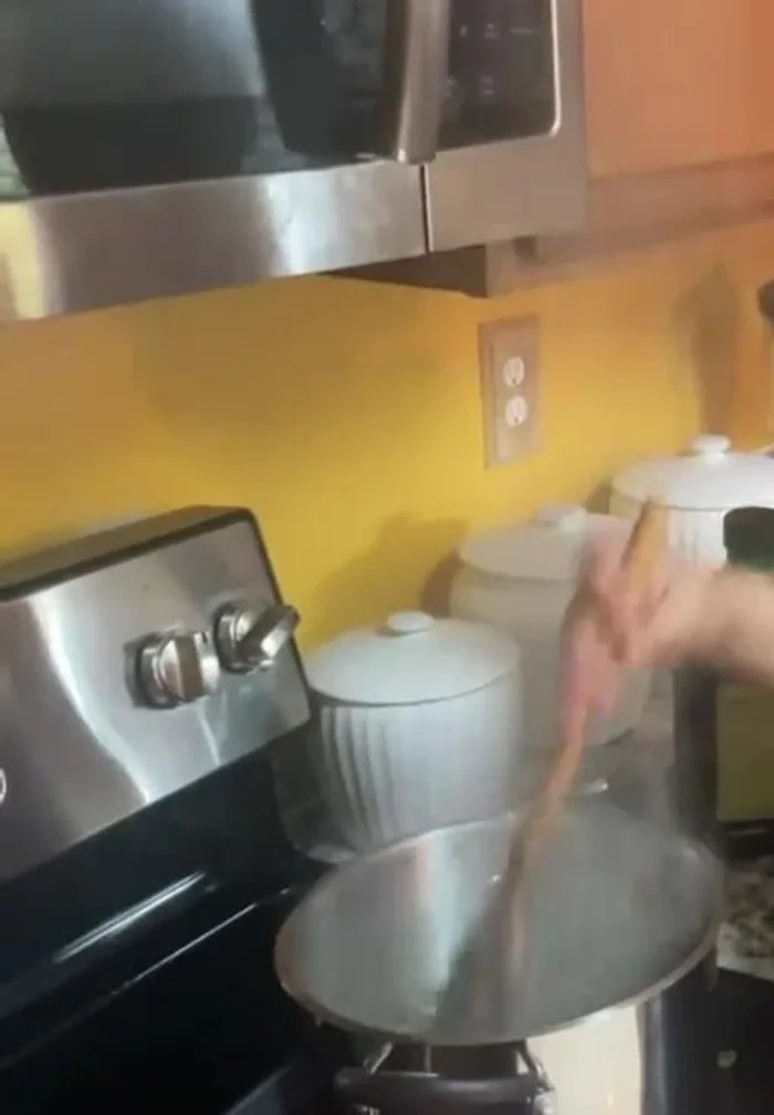 Simmer for 5-10 minutes with the lid on, over high heat.