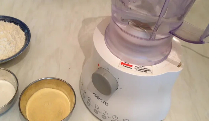Add warm water, baking powder, yeast, sugar, and semolina to a blender. Mix briefly.