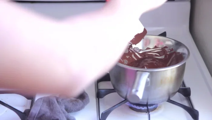 Add the cardamom powder to the melted chocolate and stir to combine.