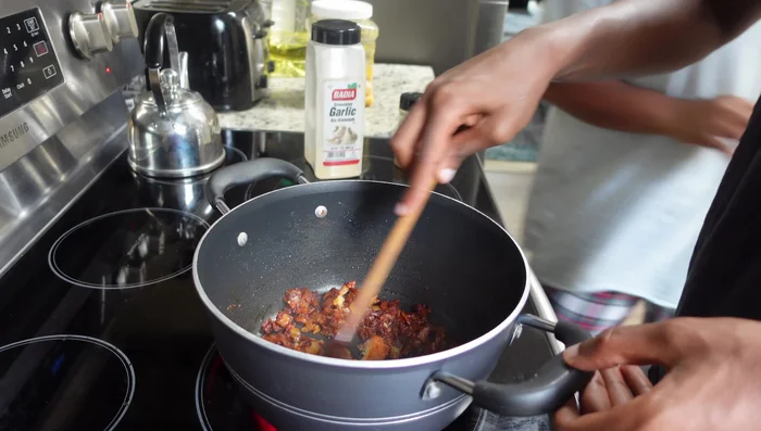 Add a little bit of powdered garlic and ginger, and salt.