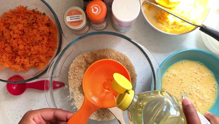 Combine sugar and sunflower oil.