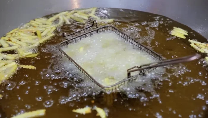 Drain the potatoes and pat them completely dry with a towel.