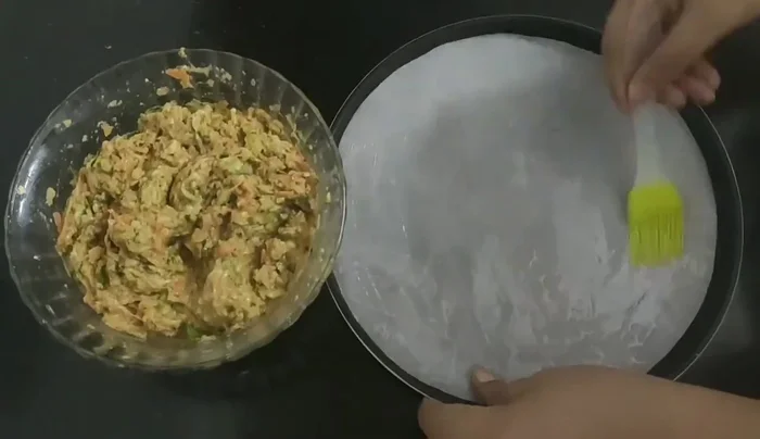 Place spoonfuls of the mixture onto a baking plate greased with oil.