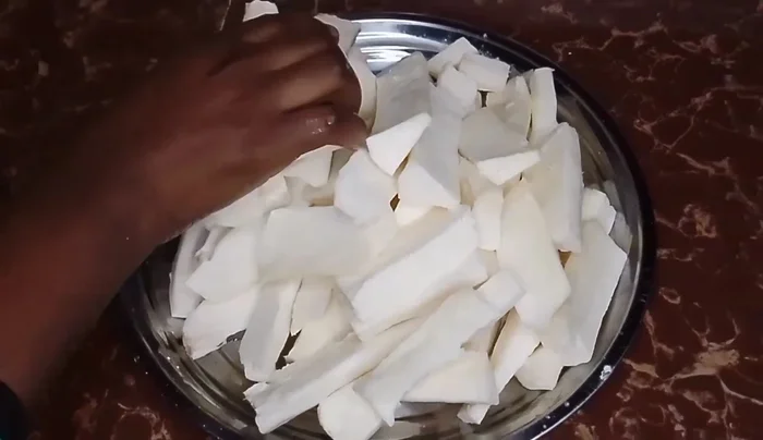 Drain the cassava slices and set aside to dry.